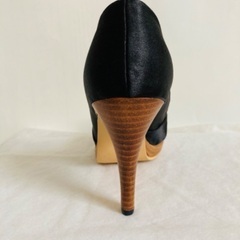 Seephy サテンクロスパンプス黒の画像