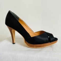 Seephy サテンクロスパンプス黒の画像