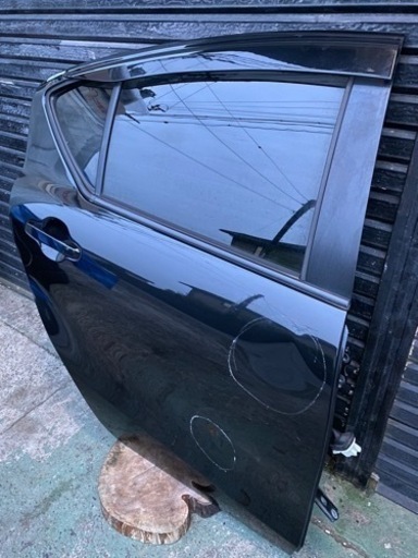 トヨタ　アクア　運転席後ドア　中古