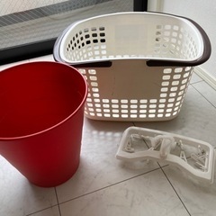 洗濯カゴ、ピンチハンガー、ゴミ箱