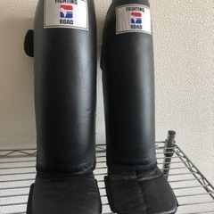 ☆中古美品☆レガース、キックガード　フィンテックロード　黒