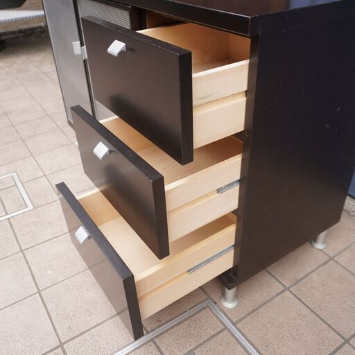 karimoku(カリモク家具)よりシックな色合いのサイドボードです！シンプルなデザインのリビングボードで北欧テイストにもオススメです
