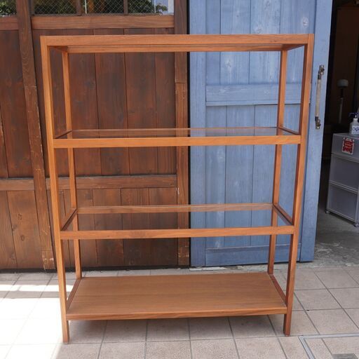 ウォルナットを使用した、飾り棚です！シンプルなデザインでどのようなお部屋にも合わせやすいオープンラック。棚板がガラスで出来ており、本棚