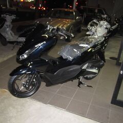 PCX160本日入荷！超希少車両です！入手困難？１台限り！入荷予定!新車！ポセイドンブラックメタリック！スマートキー仕様です！の画像