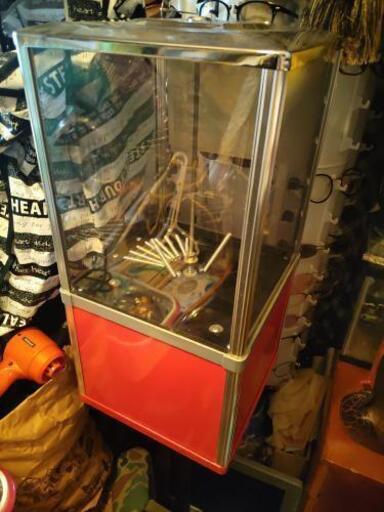 ガチャガチャ　機械　固いです　重いです