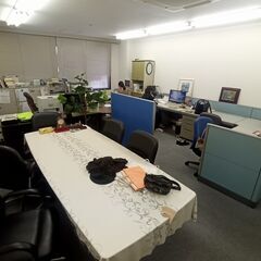 写真にある事務所の家具・備品、好きなだけ持っていってください
