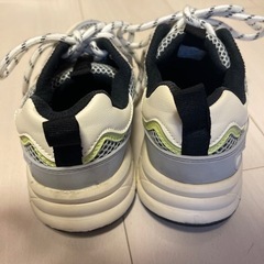 21.5cm ZARA スニーカー　運動靴の画像