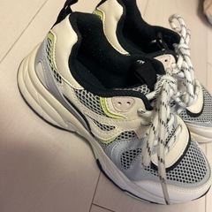 21.5cm ZARA スニーカー　運動靴の画像