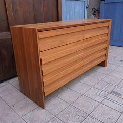 ウォールナット材の北欧スタイル 3段ミドルチェストです。シンプルで