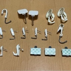 色んなタイプ の壁掛けフック21個 経年劣化ありの画像