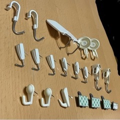 色んなタイプ の壁掛けフック21個 経年劣化ありの画像