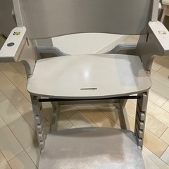 カトージ　ベビーチェア　濃いベージュ色の画像