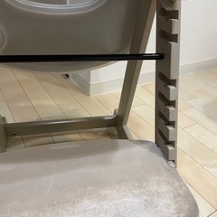 カトージ　ベビーチェア　濃いベージュ色の画像