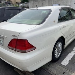 人気の3000ccモデルのクラウンの画像