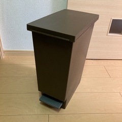 ニトリのペダル式分別ゴミ箱　茶色　30リットルの画像