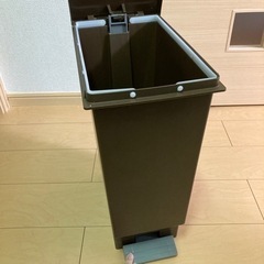 ニトリのペダル式分別ゴミ箱　茶色　30リットルの画像