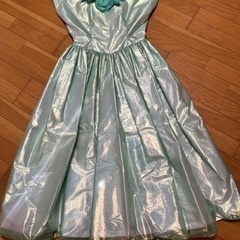 光沢のあるドレスの画像