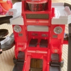 トミカ 無線でピピッと出動指令! 変形ファイヤーステーション