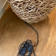 藤で編んだ電気スタンドの画像