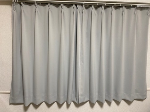取り引き中　グレー　カーテン