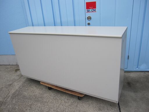 受付カウンター　ニューグレー　ウチダ製　W1800　扉の枠目立つキズあり