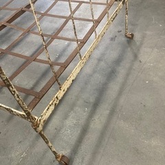 アンティークベッドフレームの画像
