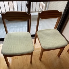 テーブルと椅子二脚