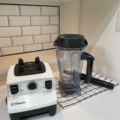 スムージー等におすすめ！　バイタミックス（Vitamix）VM0111 （蓋の一部紛失のため格安で）