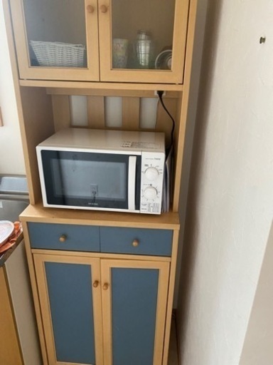 食器棚と電子レンジのセット