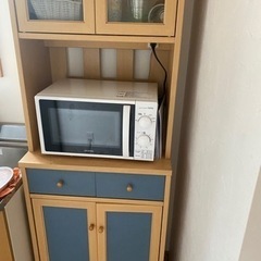 食器棚と電子レンジのセット