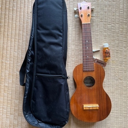 【限定7月まで！】ウクレレ美品 famous オイル、ケース、カポ、音調整付き 限定7月まで！】ウクレレ美品 famous オイル、ケース、カポ、音調整付き
