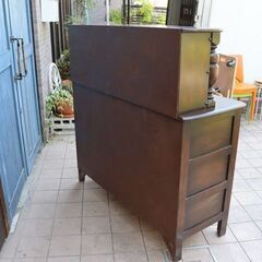 英国 Ercol(アーコール)社のエルム材を使用したオールドコロニアル キャビネットです。クラシックで上品なデザインのカップボード。お部屋を優しい雰囲気にしてくれる英国アンティーク家具です♪CE415の画像