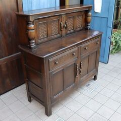 英国 Ercol(アーコール)社のエルム材を使用したオールドコロニアル キャビネットです。クラシックで上品なデザインのカップボード。お部屋を優しい雰囲気にしてくれる英国アンティーク家具です♪CE415の画像
