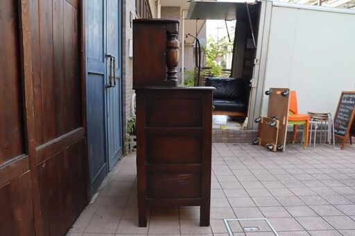 英国 Ercol(アーコール)社のエルム材を使用したオールドコロニアル キャビネットです。クラシックで上品なデザインのカップボード。お