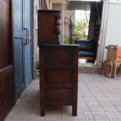 英国 Ercol(アーコール)社のエルム材を使用したオールドコロニアル キャビネットです。クラシックで上品なデザインのカップボード。お部屋を優しい雰囲気にしてくれる英国アンティーク家具です♪CE415の画像