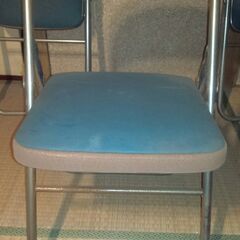 古いパイプ椅子１０個の画像