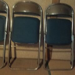 古いパイプ椅子１０個の画像