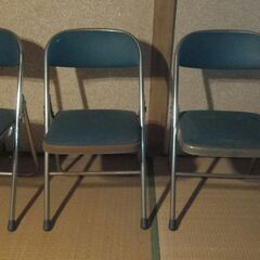 古いパイプ椅子１０個の画像