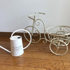 三輪車のプランターとジョーロ