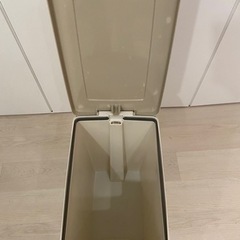 【無料/自宅に引き取りに来てくれる方限定】蓋付きゴミ箱45Lの画像