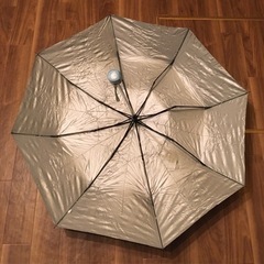 外薄い青　内銀色　折りたたみ傘　袋あり　破損ありの画像