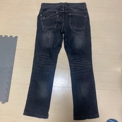 ニコルのブラックジーンズの画像