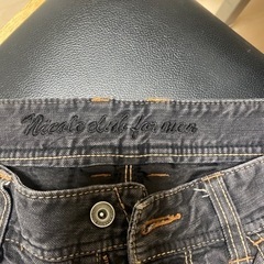 ニコルのブラックジーンズの画像