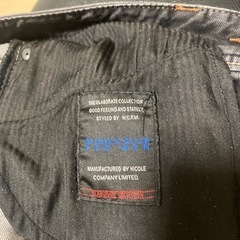 ニコルのブラックジーンズの画像