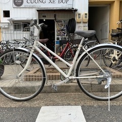 ??ママチャリ　２７インチ　白　6変速　ライト　付き　カゴ　付き