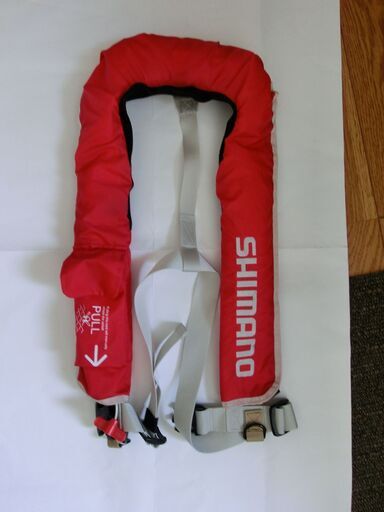 ■シマノ社製（SHIMANO）自動膨脹式ライトエアジャケット（VE-051D） 色：レッド、サイズ：フリー、国土交通省型式承認番号　第4688号　 浮力性能7.5Kg/24時間（詳細は後述）。　取扱説明書あり。ただし、炭酸ガスボンベの交換が必要です。（後述）。　譲渡金額は5,000円でお願いします。