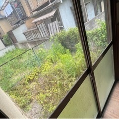 庭の草むしり、家屋内の石膏ボードなどの掃除