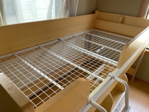 ベットと棚2点セット　ナフコで9万購入。