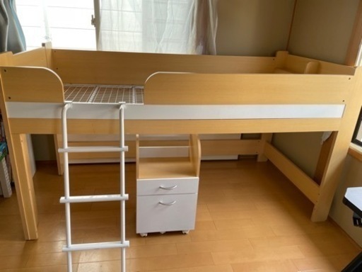 ベットと棚2点セット　ナフコで9万購入。