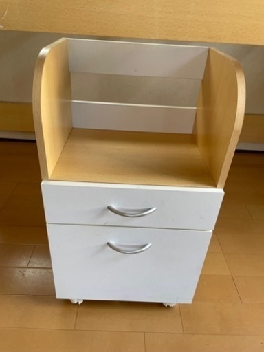 ベットと棚2点セット　ナフコで9万購入。